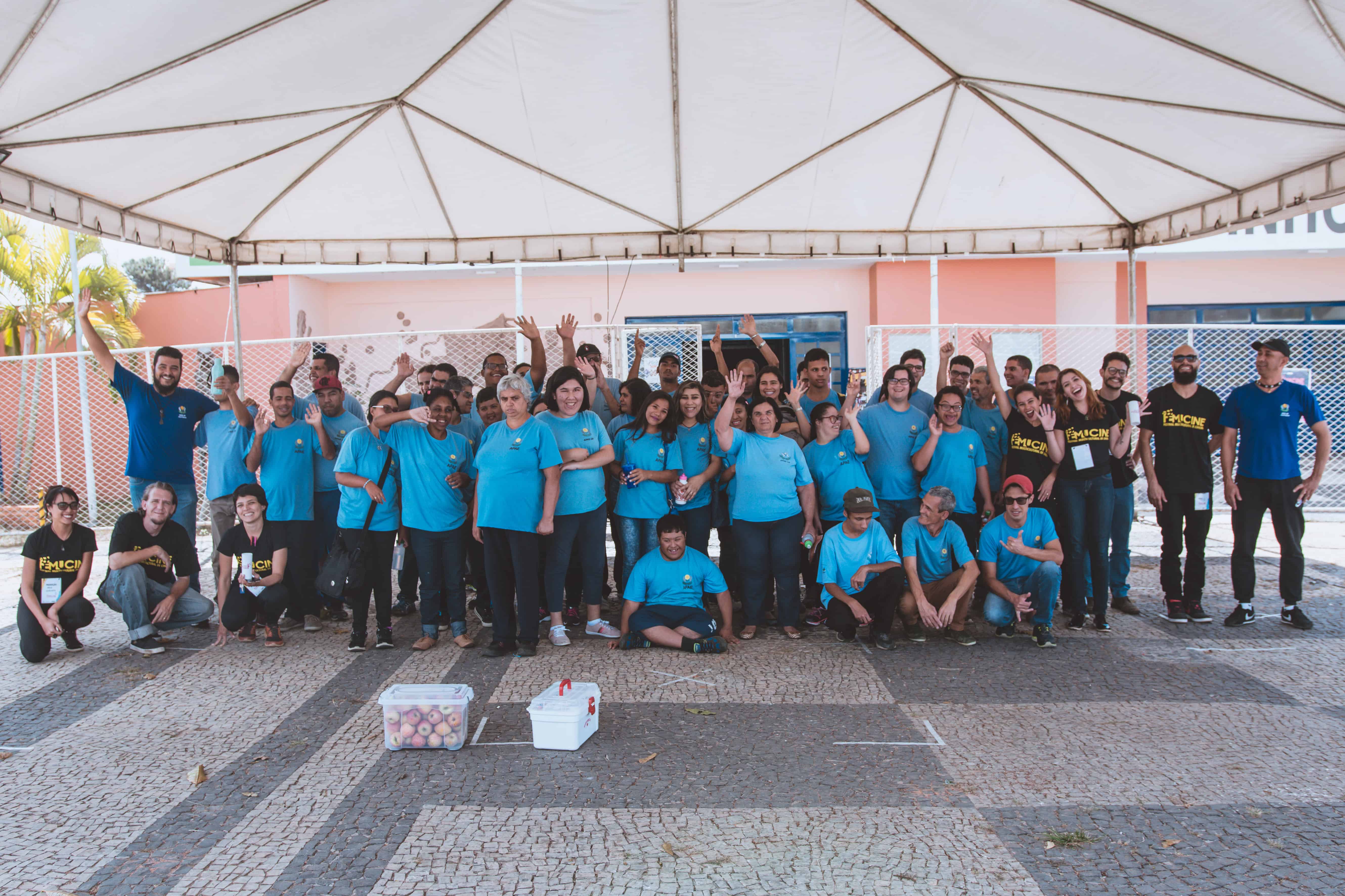 Foto de integrantes da equipe e alunos em frente ao Teatro de Sobradinho