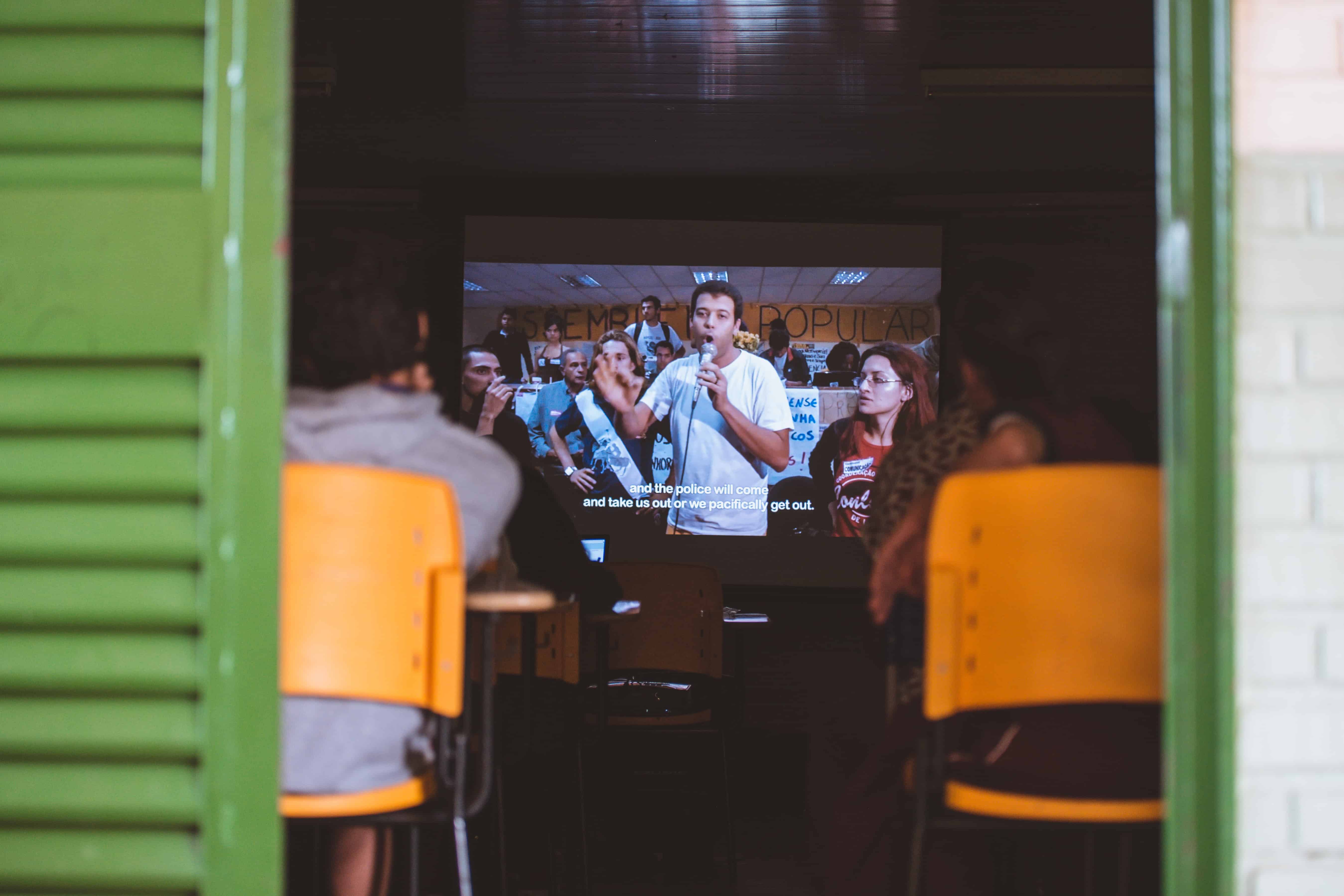 Imagem alunos assistindo filme