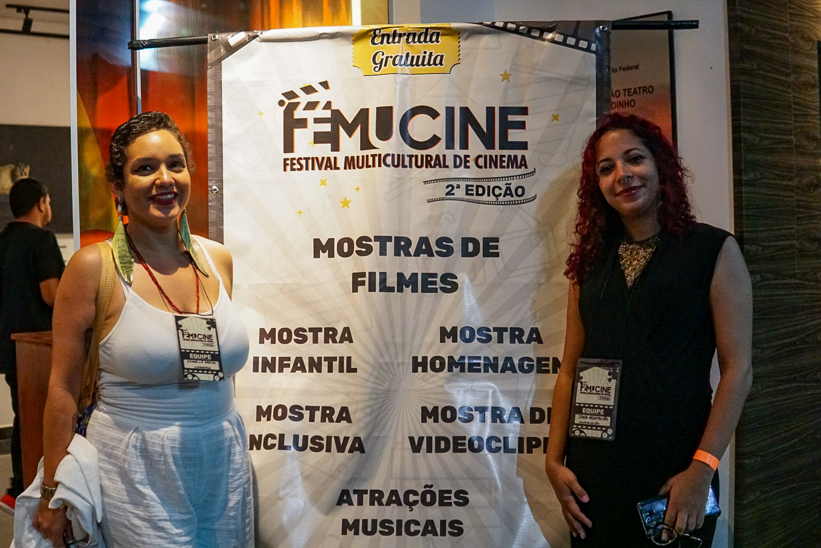 Imagem equipe em frente ao cartaz do Femucine